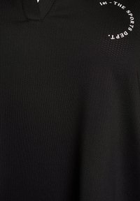 Schwarzes Sporthemd mit kurzen Ärmeln und V-Ausschnitt, aus strukturiertem Material, mit einem kreisförmigen weißen Logo auf der oberen linken Seite.