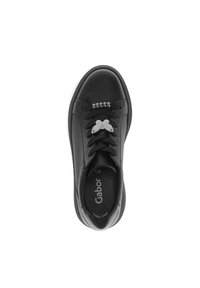 Zwarte leren sneaker met dikke zool, decoratieve zilveren hartvormige veters charms en zichtbaar Gabor merk aan de binnenkant.
