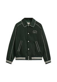 Giacca bomber verde con un ampio colletto, piping bianco e "New Haven Gant Sports Club" ricamato sul petto. Presenta polsini a righe e tasche.