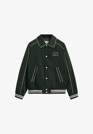 Casaco bombardeiro verde com um grande colarinho, com detalhes brancos, e "New Haven Gant Sports Club" bordado no peito. Possui punhos listados e bolsos.