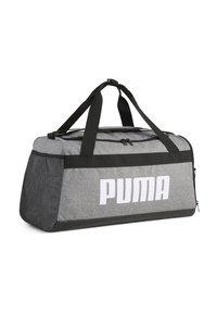 Sac de sport gris avec accents noirs, arborant un grand logo blanc "PUMA", des poignées doubles, une fermeture éclair sur le dessus et une poche en mesh latérale pour la ventilation.