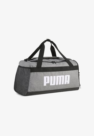 Szary worek sportowy z czarnymi akcentami, z dużym białym logo "PUMA", podwójnymi uchwytami, zamknięciem na zamek oraz boczną kieszenią z siateczki dla wentylacji.