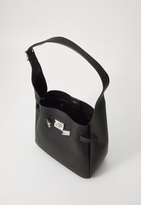 Sac seau en cuir noir avec surface texturée, accents en métal argenté et une seule bandoulière réglable. Les compartiments intérieurs sont visibles.