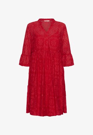 Röd, knädlång klänning med V-ringning, trekvartslånga ärmar och flerlagersdesign; har intrikata blommiga spetsmönster och texturerad tyg.