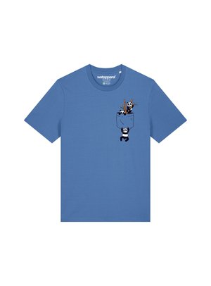 Blaues Baumwoll-T-Shirt mit einem schwarz-weißen Panda-Graphic auf einer Tasche, mit verspielten Elementen wie Bambus und verschiedenen Gesichtsausdrücken.