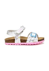 Sandalia blanca con patrones de unicornios y estrellas, plantilla de corcho, suela rosa con borde ondulado y correa ajustable con un hebilla azul.