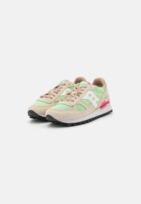 Zapatillas deportivas con una parte superior de ante y malla beige, detalles en verde y rosa, cordones redondos, logo y una suela de goma negra.