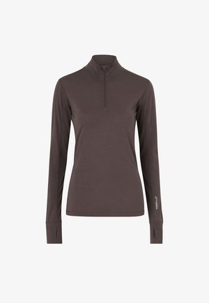 Brun langærmet top med en kvart lynlås og høj krave. Har tommelhuller på ærmerne og en subtil logo på venstre arm.