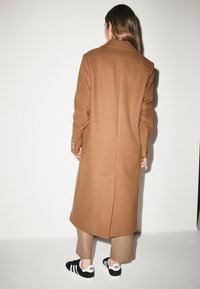 Next REVERE COLLAR STANDARD - Klasický kabát - chestnut brown