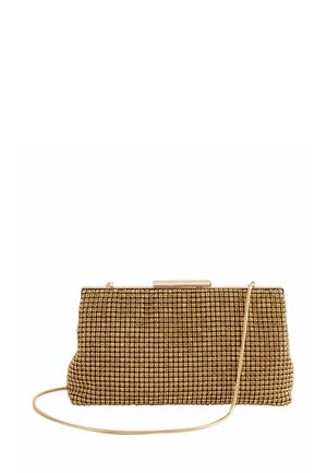 Złota wieczorowa kopertówka z siateczki o prostokątnym kształcie i cienkim paskiem łańcuszkowym na białym tle.