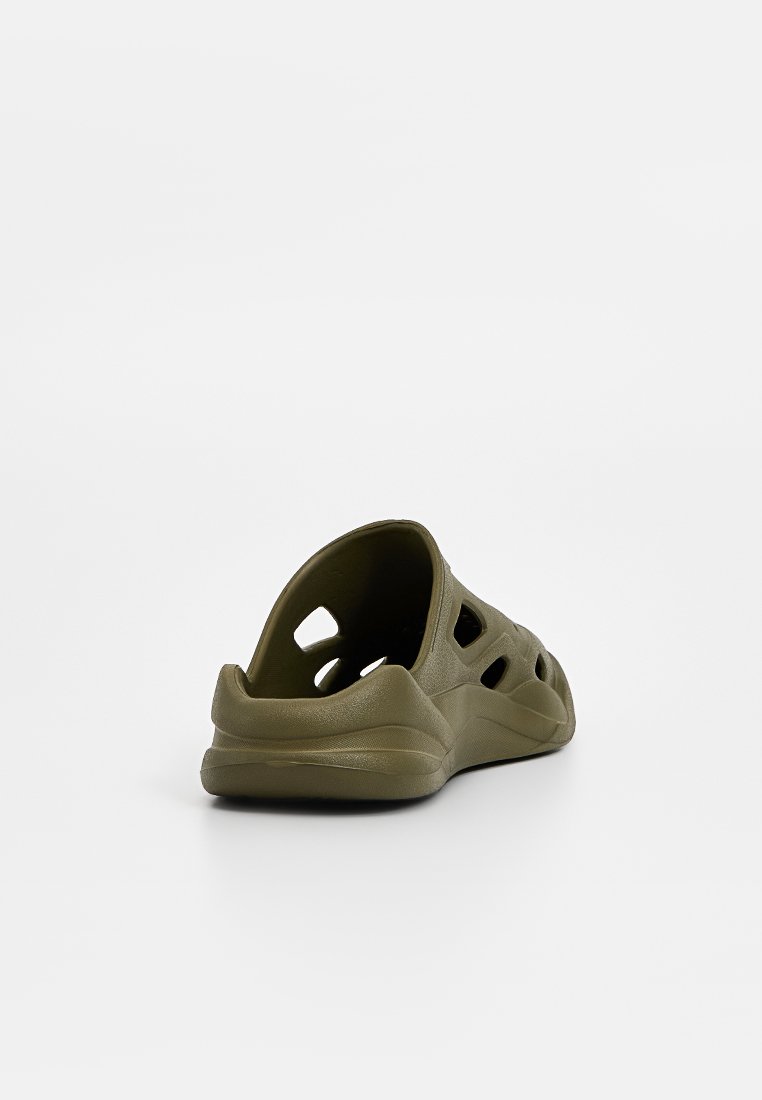 Sandale à enfiler vert olive avec plusieurs trous de ventilation et un talon légèrement surélevé, vue d'un angle bas à l'arrière.