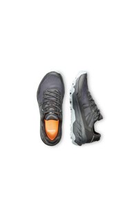 Schwarze und graue Sportschuhe mit einem strukturierten Obermaterial, verstärkter Zehenkappe und orangefarbenem Logodetail. Mit einer robusten, grauen Gummisohle.