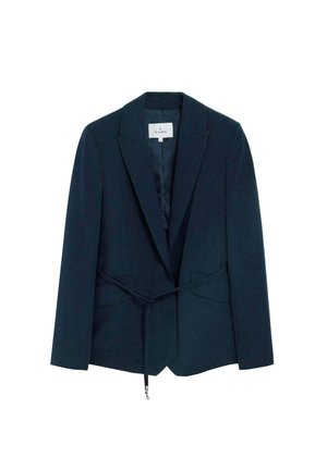 Marineblauwe op maat gemaakte blazer met ingesneden revers, voorzakken en een dunne riem gestrikt in de taille.