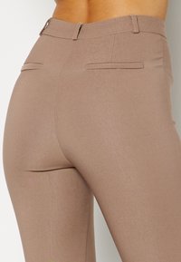 Bubbleroom HIGH WAIST STRETCHY ANKLE  SUIT TROUSERS - Broek - light brown