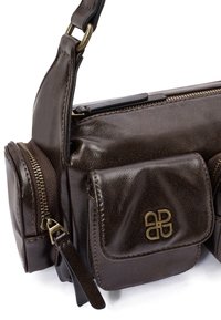 Borsa in pelle marrone con molteplici scomparti con cerniera, con una texture lucida e un dettaglio del logo tono oro sulla tasca frontale.