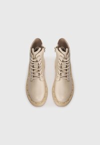Beige lær ankle støvler med snørebånd, runde tåkappene og teksturerte såler. Sideglidelåser for enkel påkledning, minimalistisk design.