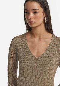 Glitzerndes bronzefarbenes Kleid mit tiefem V-Ausschnitt, gerippter Textur und kunstvollen Spitzenärmeln. Es hat eine figurbetonte Silhouette und einen subtilen Schimmer.