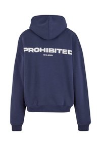Mørkeblå hettegenser med ordet "FORBUDT" i store hvite bokstaver på baksiden, med en frontlomme og snøring i hetten.