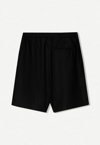 Černé lněné šortky s elastickým pasem, délka ke kolenům a jednou zadní kapsou. Hladká textura a minimalistický styl.