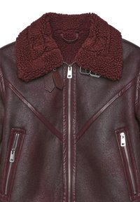 Veste en cuir bordeaux avec un col en shearling épais et texturé. Présente des fermetures éclairs métalliques et des coutures diagonales sur le devant.