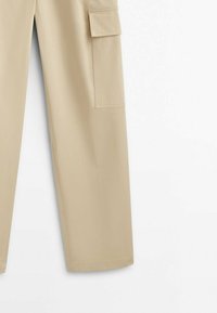 Pantalon beige à jambes droites avec une poche cargo latérale munie d'une fermeture à rabat, présenté sur un fond blanc.