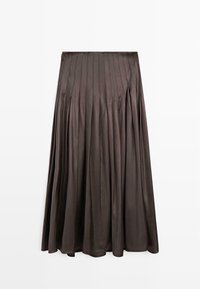 Mörkbrun plisserad midikjol med ett slätt, något glänsande tyg och hög midja, visad mot en vit bakgrund.