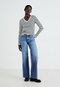 ONLY ONLCHRIS WIDE - Leveälahkeiset - medium blue denim