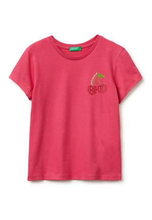 T-shirt rossa a maniche corte con scollo tondo, con piccolo motivo a ciliegia e scritta "United Colors of Benetton" sul lato sinistro del petto.