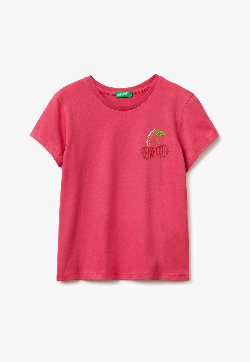 Camiseta roja de manga corta con cuello redondo, con un pequeño gráfico de cereza y el texto "United Colors of Benetton" en el lado izquierdo del pecho.
