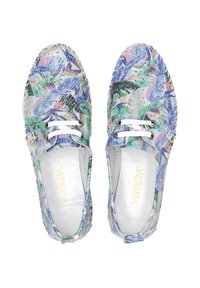 Mehrfarbige Leinenschuhe mit floralem Muster, ausgestattet mit weißen Schnürsenkeln, einer runden Form und einer strukturierten Sohle. Das Innere hat ein silbernes Futter.
