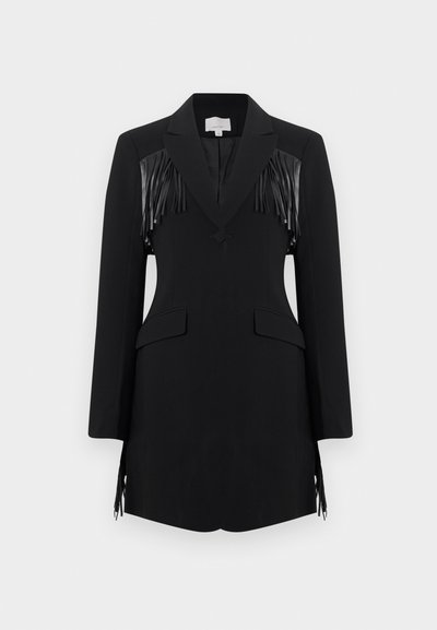 Melna, individuāli šūta gara žakete-kleita ar ādas bārkstīm uz pleciem un sānos, ar atstarpi apkakli, vienu pogu aizdari un atloku kabatām.