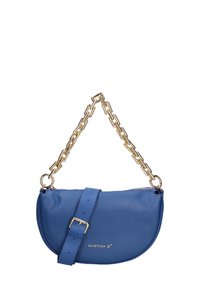 Borsa a mano in pelle blu con forma curva, caratterizzata da una tracolla in catena dorata e un dettaglio con fibbia. Accentuata dal nome del marchio "MARTINA K."