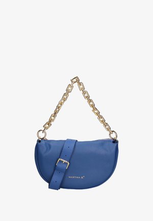 Borsa a mano in pelle blu con forma curva, caratterizzata da una tracolla in catena dorata e un dettaglio con fibbia. Accentuata dal nome del marchio "MARTINA K."