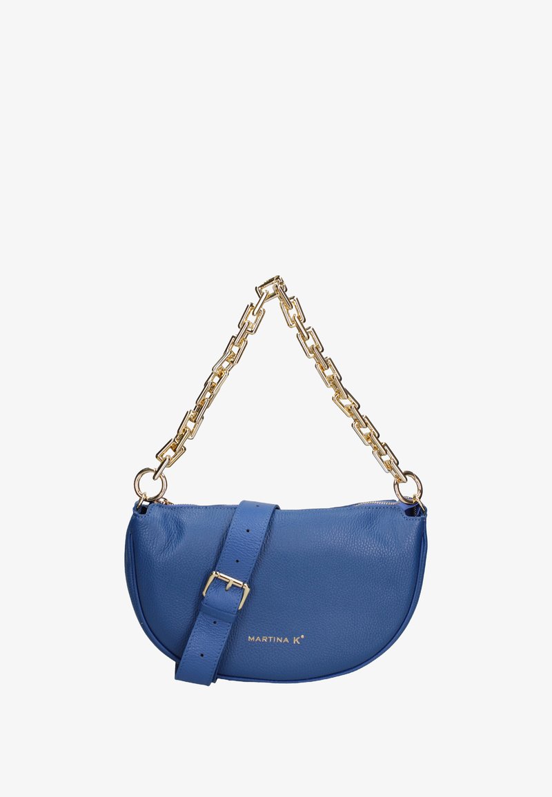 Borsa a mano in pelle blu con forma curva, caratterizzata da una tracolla in catena dorata e un dettaglio con fibbia. Accentuata dal nome del marchio "MARTINA K."