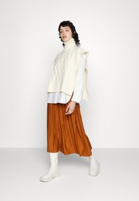 Samsøe Samsøe UMA SKIRT - Saia plissada - caramel cafe