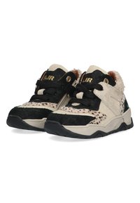 Zwarte en tan sneakers met een gestructureerde bovenkant, voorzien van accenten in dierenprint, gouden branding en een stevige zwarte rubberen zool.