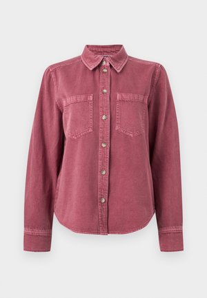 Langærmet skjorte i falmet rosenfarve med knapper, krave og to brystlommer, vist på en ensfarvet hvid baggrund.