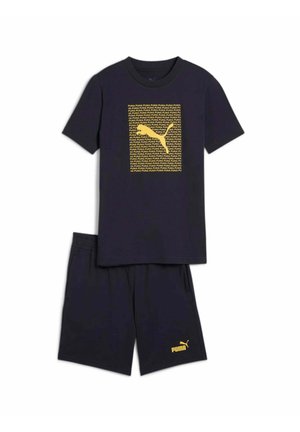 Conjunto de camiseta de manga corta negra y pantalones cortos con logo amarillo de Puma en ambas piezas, la camiseta tiene texto repetido "PUMA" formando un cuadrado detrás del logo.