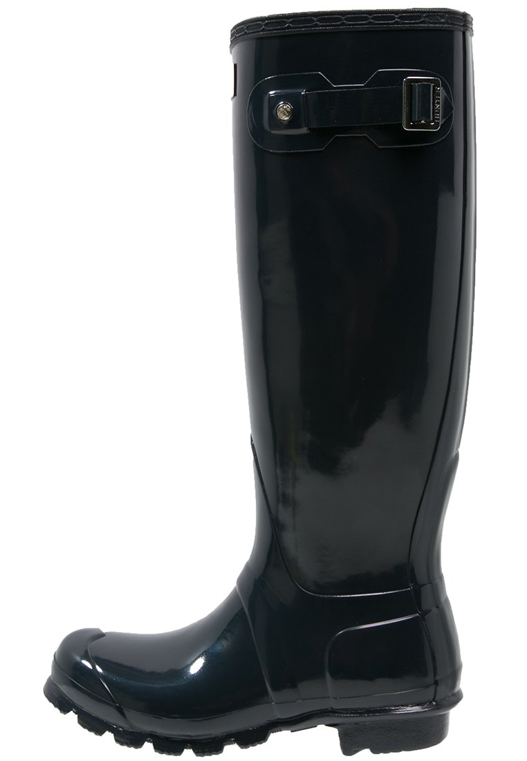 Botas de lluvia de goma negra hasta la rodilla con un acabado brillante, que cuentan con un detalle de hebilla lateral y una suela texturizada para mayor tracción.