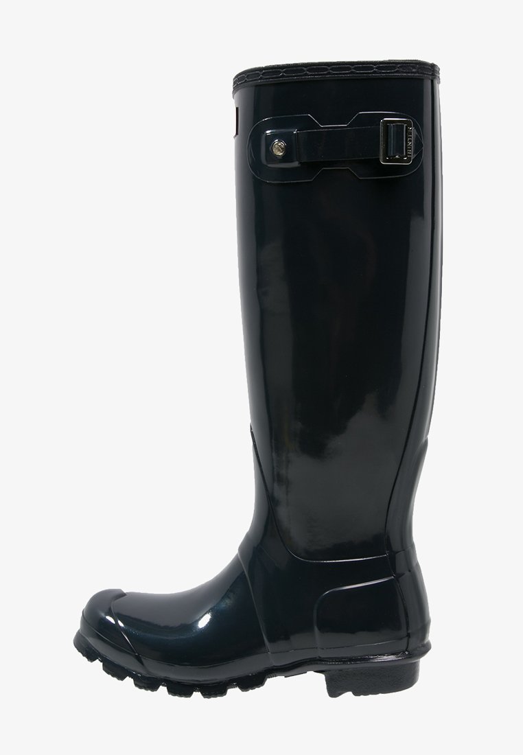 Bottes de pluie noires en caoutchouc, hautes jusqu'au genou, avec une finition brillante, présentant un détail de boucle sur le côté et une semelle texturée pour l'accroche.
