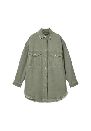 Olivengrøn langærmet skjortejakke med to frontlommer med klap, blomsterformede knapper og frynsede kanter.
