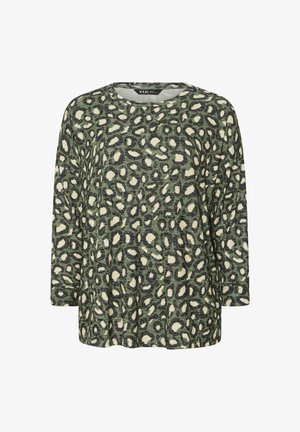 Camiseta de manga larga en tejido verde oscuro con un estampado de leopardo en crema. Diseño de cuello redondo con un ajuste relajado y superficie texturizada.