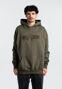 Sudadera de color verde oliva con un bolsillo tipo canguro en la parte frontal, que presenta un bordado de logo marrón texturizado en el pecho y puños y dobladillo acanalados.