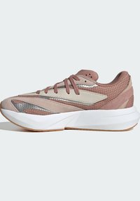 Sportliche Schuhe in Rosa und Beige aus Mesh- und Wildledermaterialien, mit einer weißen Zwischensohle und einer strukturierten Gummisohle.