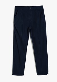 Donkerblauwe broek met een gladde textuur, voorzien van voorplooien en zijzakken. De tailleband heeft een knoopsluiting.
