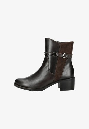 Botín oscuro de cuero con la parte delantera de piel y la trasera de ante, cremallera lateral, tiras trenzadas, hebilla plateada y tacón bajo.