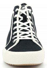 Sneaker high-top in tela nera con lacci e cuciture bianche, suola in gomma con superficie testurizzata e logo circolare sulla linguetta.