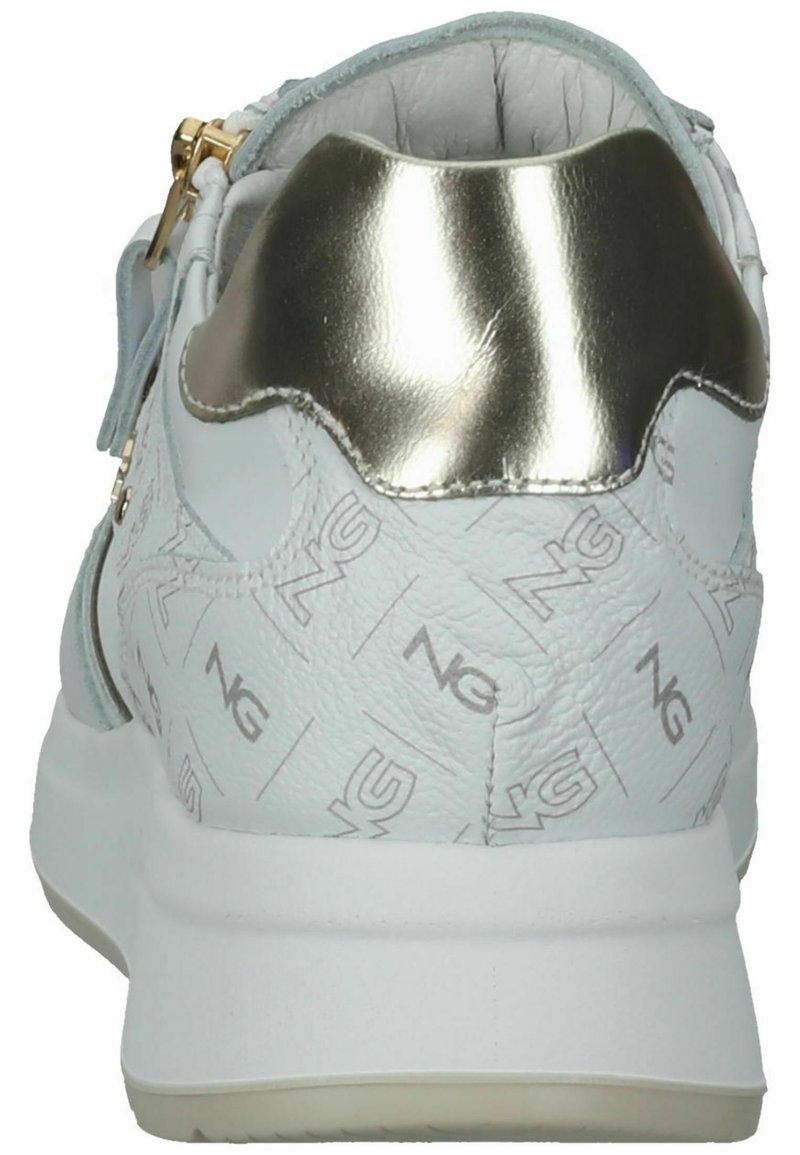 Sneaker azzurro chiaro con un accento dorato metallico sul tallone, caratterizzato da motivi in rilievo e una texture liscia; ha una suola intermedia bianca e un colletto imbottito.