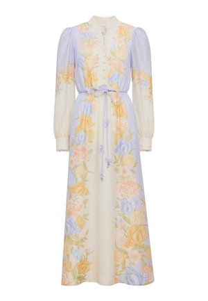 Μακρύ φόρεμα με λουλούδια σε παστέλ κίτρινο και λεβάντα, μακριά μανίκια με φουσκάλες, κουμπιά μπροστά, γιακά από δαντέλα και ζωνάκι στη μέση που δένει.