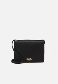 Černá kožená crossbody kabelka s výšivkou srdce na přední straně, se zlatým logem a tenkým popruhem. Hladká textura, obdélníkový tvar.